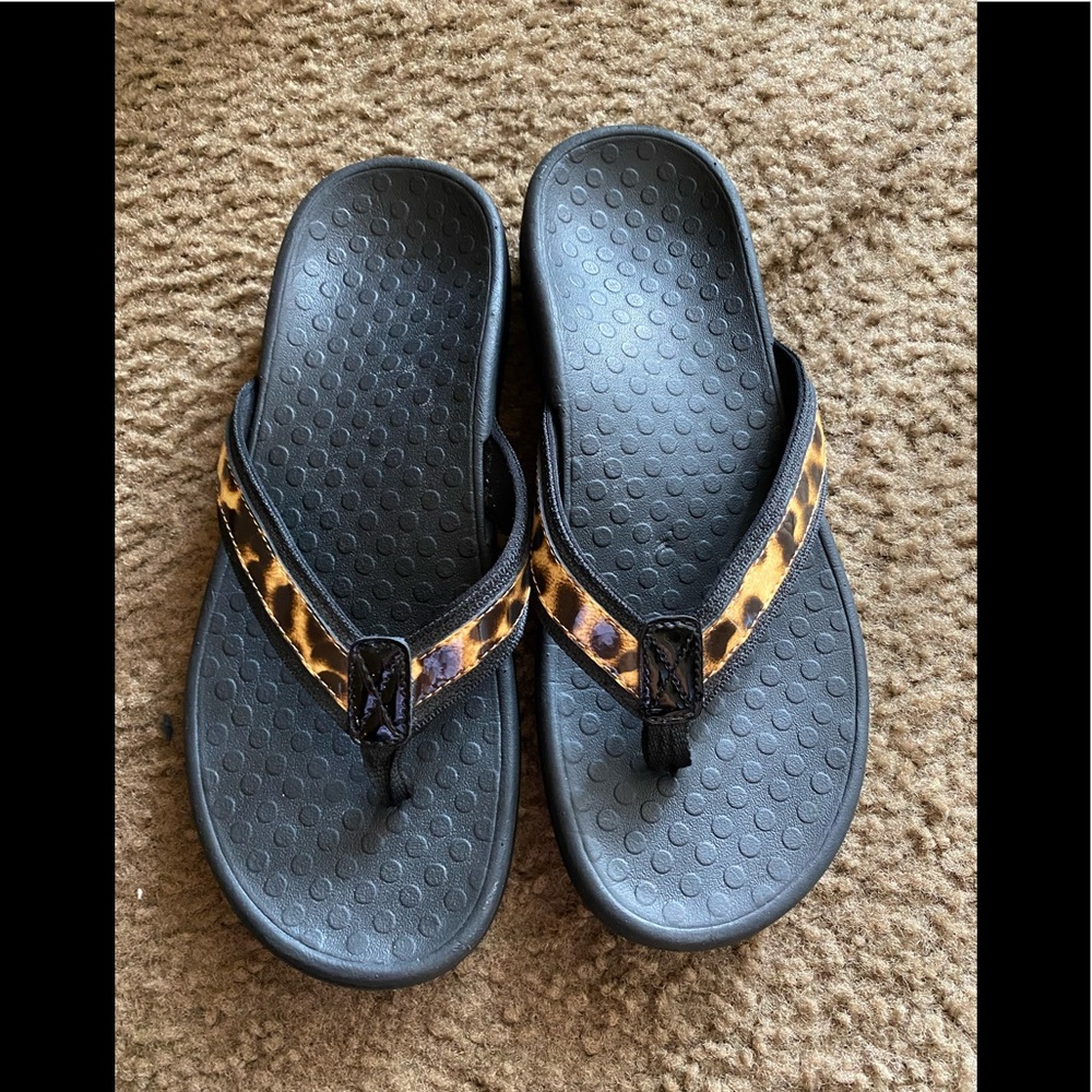 Women Vionic cheetah sandals size 8